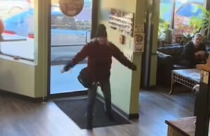 (Видео) Кафуле стана сензација со понудата да им понуди бесплатно кафе на оние кои влегуваат танцувајќи