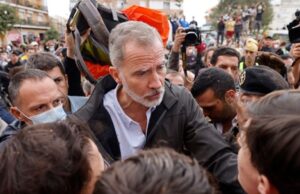(Видео) Кон Кралот на Шпанија фрлаа со кал: „Ја разбирам фрустрацијата на луѓето“