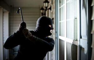 Крадец влегол во домот на скопјанец и украл парчиња накит: потоа го нападнал и сопственикот