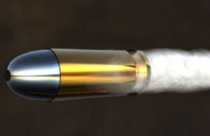 Куршум од пиштол заврши во авион со полн со патници на аеродромот Лав Филд во Далас