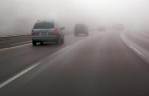 Магла на планинскиот премин Плетвар, сообраќајот се одвива по влажни коловози