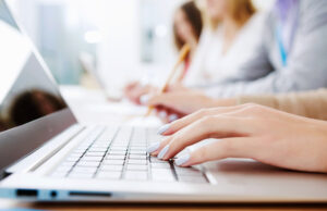 СДСМ реагира: Администрација е претворена во акционерско друштво за вработување на партиските кадри