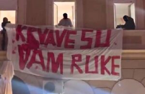 (Видео) „Крвави ви се рацете“: во Нови Сад беше закачен транспарент