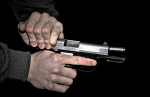 Го однел дома да разговараат, па му пукал со пиштол пред сопругата и двата сина