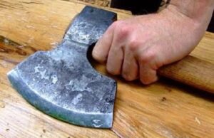 Маж со секира се обидел да си ја нападне сопругата