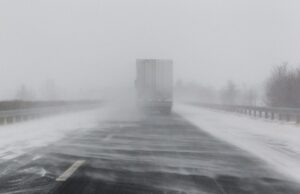 Сообраќајот на патниот правец Кратово – Пробиштип е во прекин за тешки моторни возила, поради наноси од снег