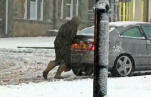 (Видео) Снежна бура ги погоди Велика Британија и Ирска, колапс во сообраќајот, 60.000 луѓе без струја