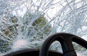 Тинејџерка со автомобил излетала од патот: две лица повредени