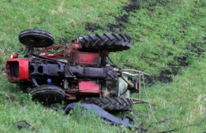 Возејќи трактор, се превртел и тешко се повредил