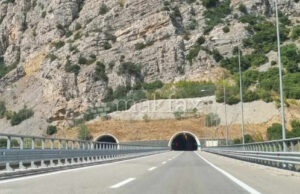 Возач загина на автопатот кај Демир Капија, со комбе удри во заштитната ограда