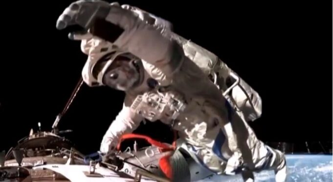 prosetka-vselena-kineski-astronauti