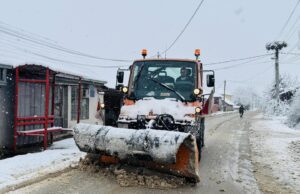Се чистат улиците, автобуските постојки и пешачките патеки во Гази Баба