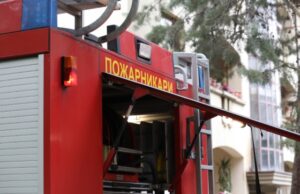 Се запали бутик во зграда во Карпош, огнот се прошири кон уште еден стан и два автомобили