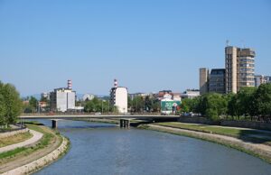 Маж нападнат на кејот на Вардар – разбојници му впериле нож во грбот