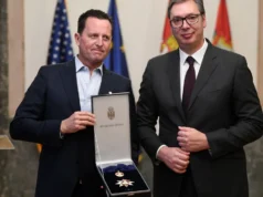 За да преживее, Вучиќ фрла милиони долари за лобирање во САД