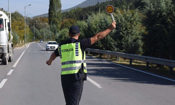policija-stop-soobrakjaec-kontrola-prenasochuvanje-1000x600-2