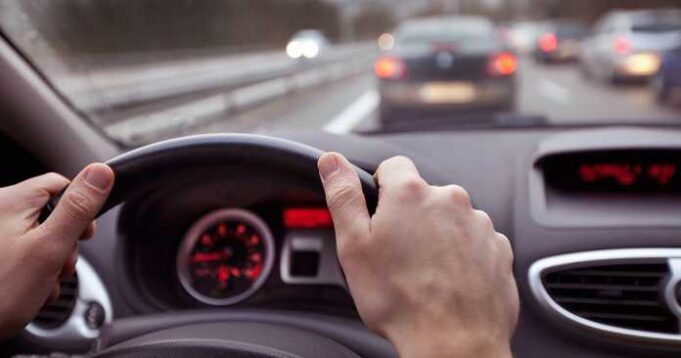 vozac-avtomobil-vozacka-dozvola-696x366-1