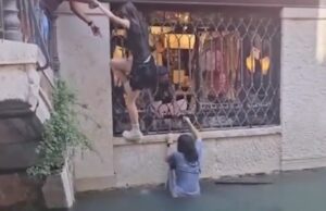 (Видео) Туристи правеле селфи па потонале со гондола во Венеција