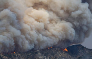 Гори во Грција: Издадена наредба за итна евакуација