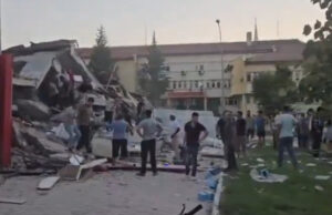 (Видео) Најмалку едно лице загина во земјотресот во Турција, повеќе од 200 последователни потреси