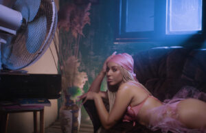 (Видео) Антониа Гиговска заведува во новиот спот за песната „Специјалиста“