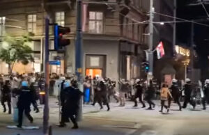 (Видео) Судир меѓу поддржувачите на СНС и граѓани во Нови Сад, маж извади пиштол