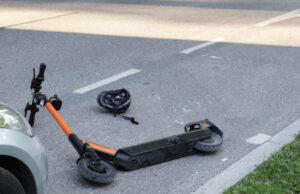 Пронајден возачот кој со автомобил удри во девојчиња на тротинет и побегна од местото на несреќата