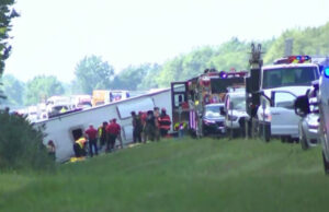 (Видео) Автобус со повеќе од 50 туристи излета од пат во САД, има загинати и повредени