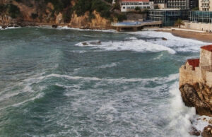 Дете остана без рака при експлозија на плажа кај Будва