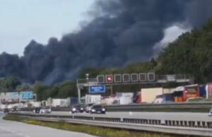 (Видео) Голем пожар во пристаниште во Хамбург: одекнуваат експлозии, автопатот е затворен