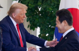 Модринка на раката на Трамп повторно ги разгорува гласините за неговото здравје