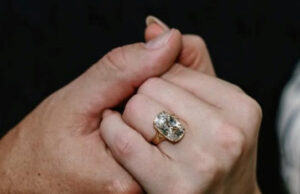 Тејлор Свифт се сврши со прстен што сите ќе го посакаат, дијамант во безвременски стил