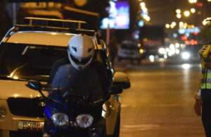 Скопската полиција синоќа констатираше 128 сообраќајни прекршоци, 94 возачи на мотоцикл, уапсено едно лице, пронајден кокаин