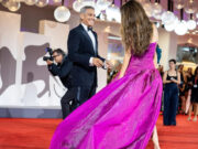 (Фото) Сите погледи кон Амал Клуни на втората вечер од Венецискиот филмски фестивал