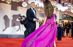 (Фото) Сите погледи кон Амал Клуни на втората вечер од Венецискиот филмски фестивал