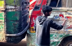 (Видео) Нормален ден во Бангладеш – автобуси се ‘гребат’ во сообраќајниот хаос