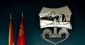 Нови клупи, корпи за отпадоци, летниковци: Град Скопје ги уредува парковите во Скопје
