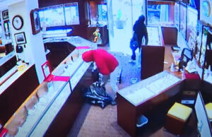 (Видео) Грабеж за 90 секунди: Разбојници однесоа часовници и накит вреден 2 милиони долари