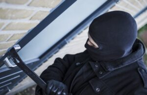 32-годишен скопјанец осомничен за разбојништво во Бучимци: Маскиран и со ловечки нож ограбил соселанец