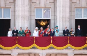 „Фрла искористени марамчиња на подот, па им наредува на слугинките да ги соберат“:  скандалозно однесување на член на кралското семејство