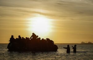 На југот на Италија се преврте брод со мигранти, најмалку 20 лица загинаа