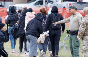 Германија попушти под притисокот, ќе продолжи да прифаќа бегалци од Авганистан