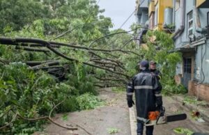Големо невреме во Албанија, ветерот носеше сè пред себе