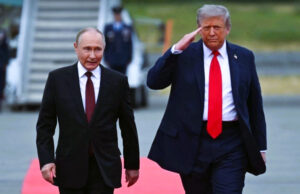 (Видео) Прашањето за цивилите, возењето во лимузината и ракоплескањето во фокус во јавноста по стартот на средбата меѓу Трамп и Путин