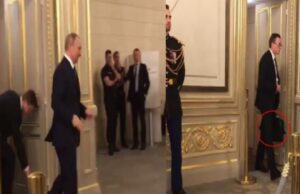 (Видео) Телохранителите на Путин земаат сѐ, дури и урината и изметот на претседателот и го носат во Русија