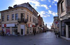 Швеѓанец за да избегне ќотек останал без маица на Широк Сокак