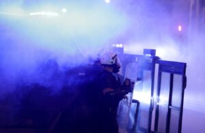 Запален штаб, солзавец, шок бомби – масовни протести во Србија