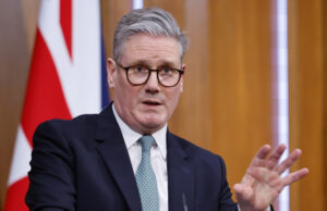 Стармер: Путин го саботира мирот, зградата на Британскиот совет во Киев беше бомбардирана