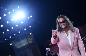 Згодниот актер Џејсон Момоа и со лакирани нокти и розови папучи повторно ги освои жените