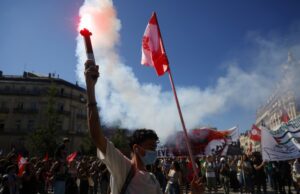 (Видео) Масовни протести во Франција: Уапсени 140 демонстранти, повредени осум полицајци